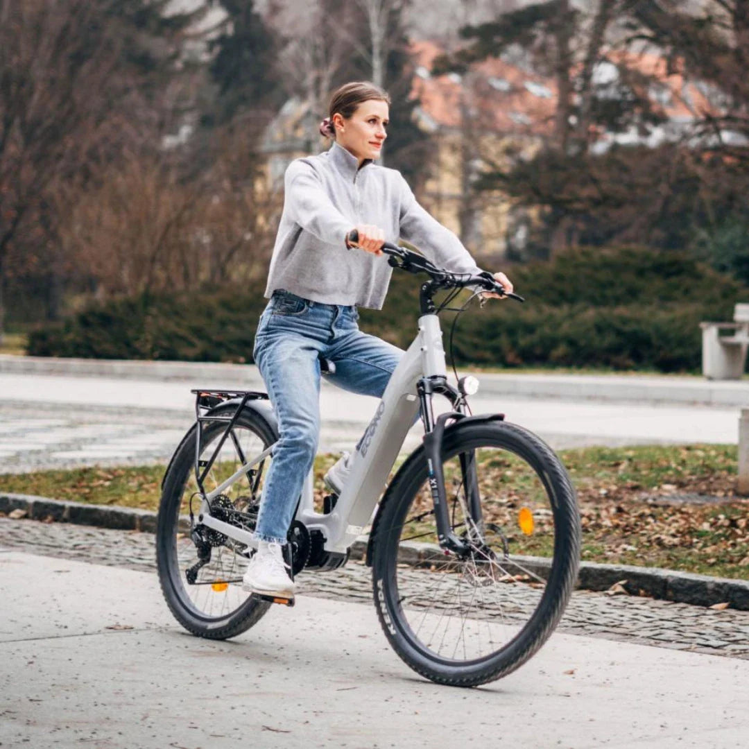 Electric Bike Econo Gams Suv Eec6, stylish design with a rider in casual attire, perfect for urban commuting.