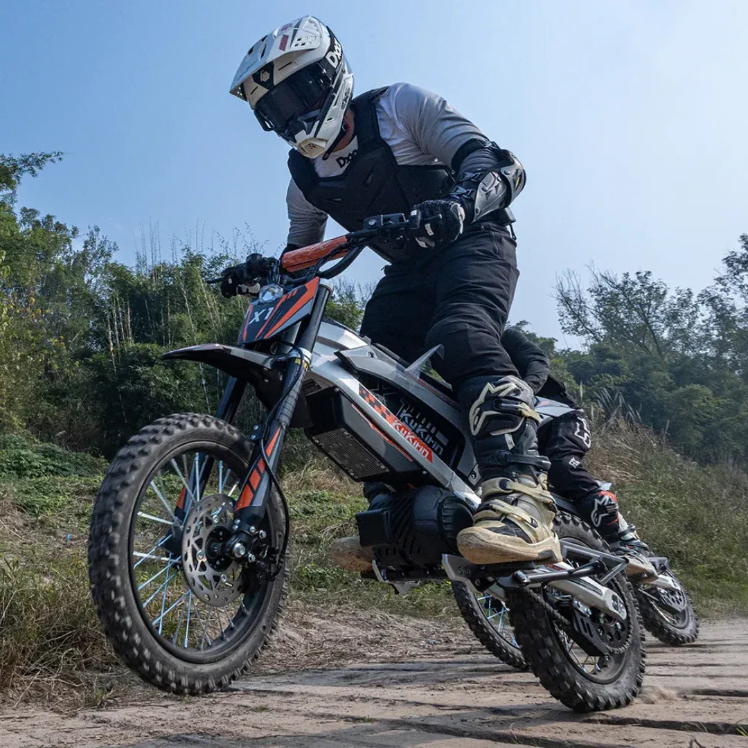 KuKirin X1 – Fahrer auf Feldweg, niedriger Winkel