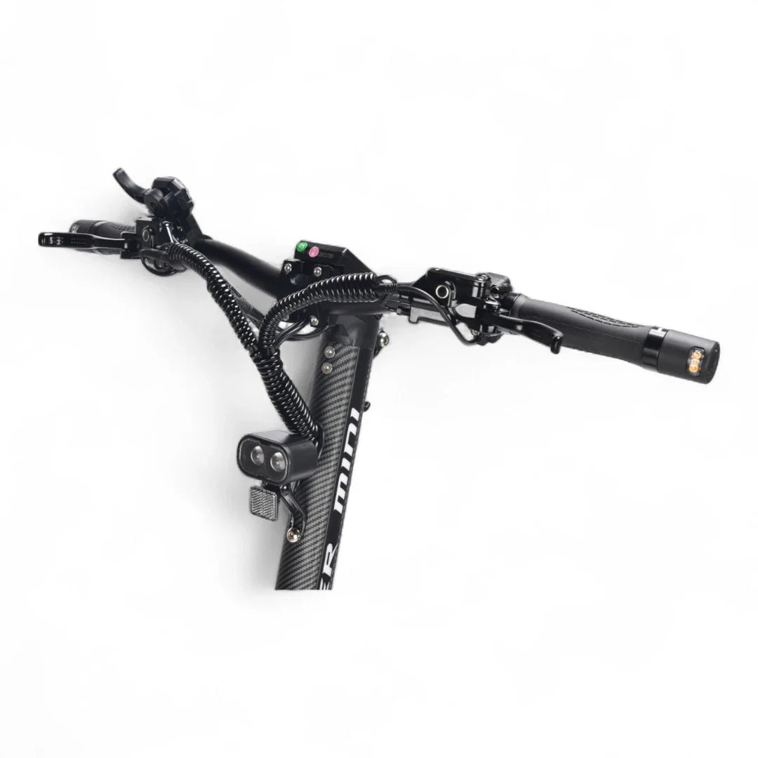 Electric scooter Teverun Fighter Mini PRO 2026 – handlebar controls close-up