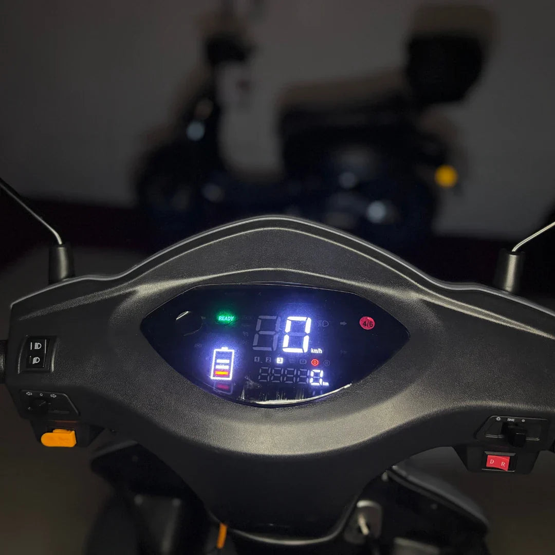 Vigorous VISTA Q1 – dashboard and handlebars, lights on, dark