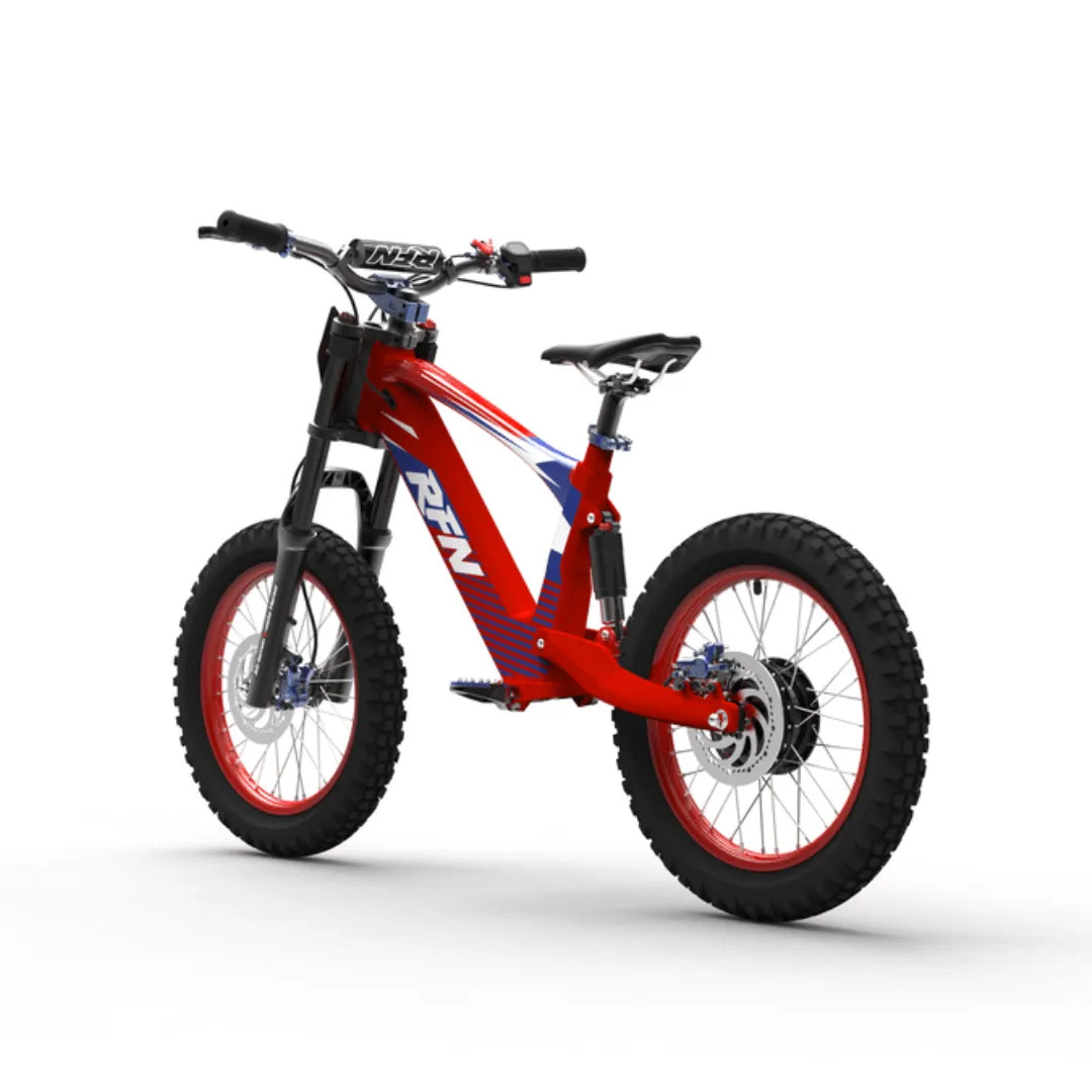 APOLLO EVO RACING 18 – pogled straga tri četvrtine
