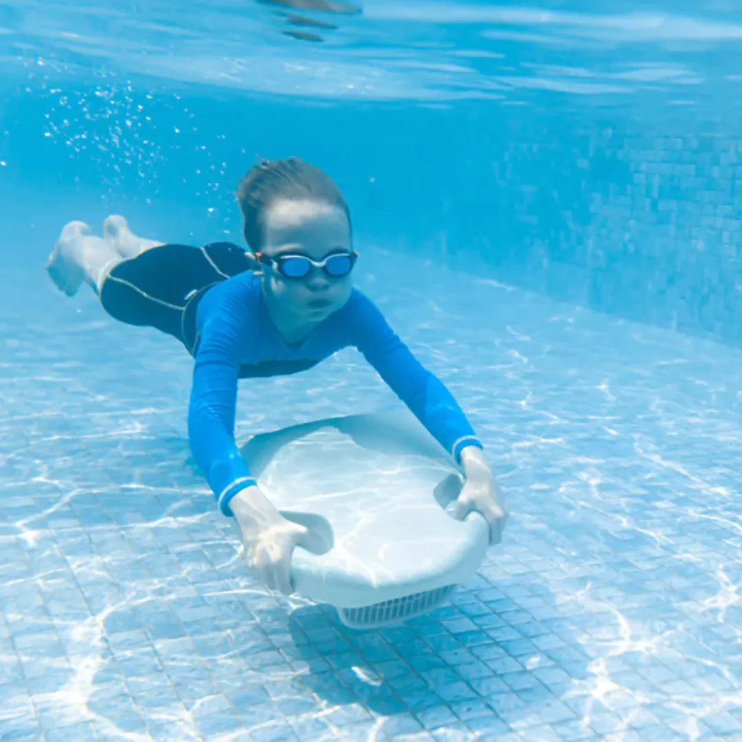 Asiwo MAKO – boy swimming underwater with board