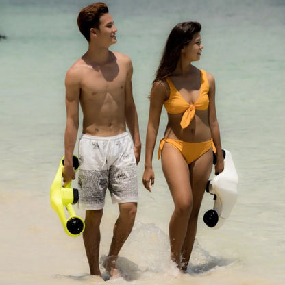 Electric Underwater Scooter Asiwo Manta, two people walking on the beach holding scooters, wearing swimsuits.