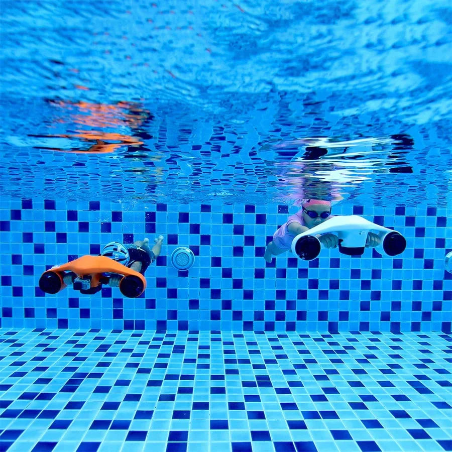 Electric Underwater Scooter Asiwo Manta, two children swimming underwater with orange and white scooters.