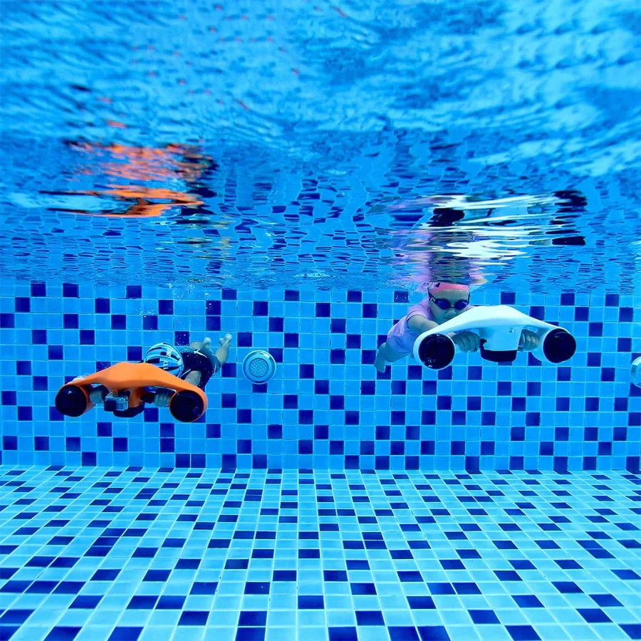 Asiwo Manta – two people swimming with scooters in pool