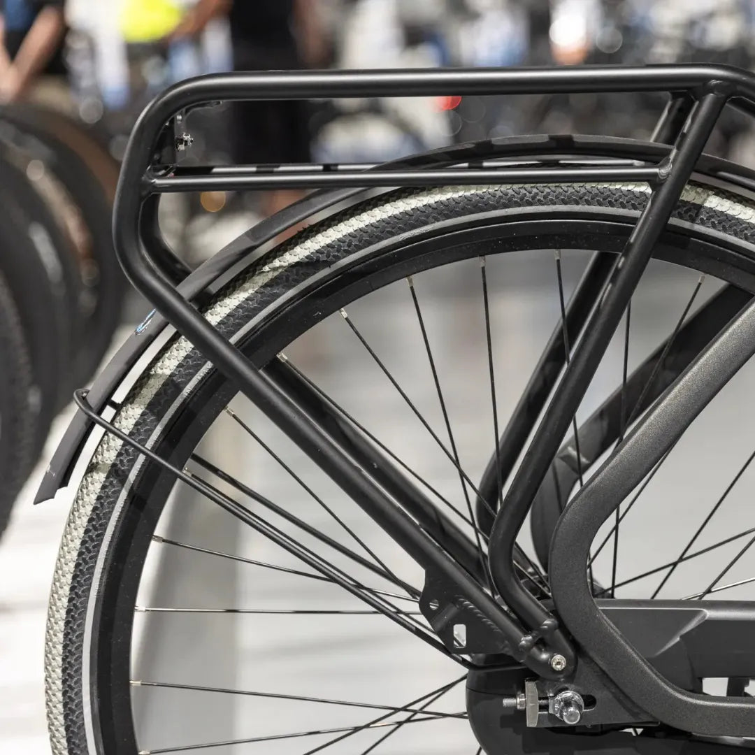 Close-up of the rear wheel and trunk of the Cortina Common Family electric bike