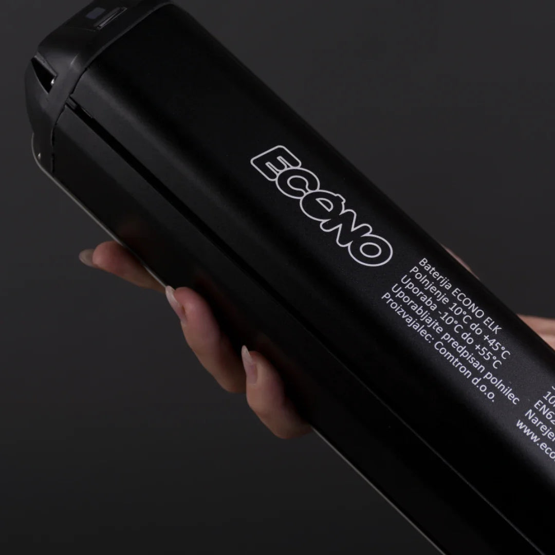 A person holding a black battery labeled "ECONO" designed for the electric bike Econo Gams SUV C6