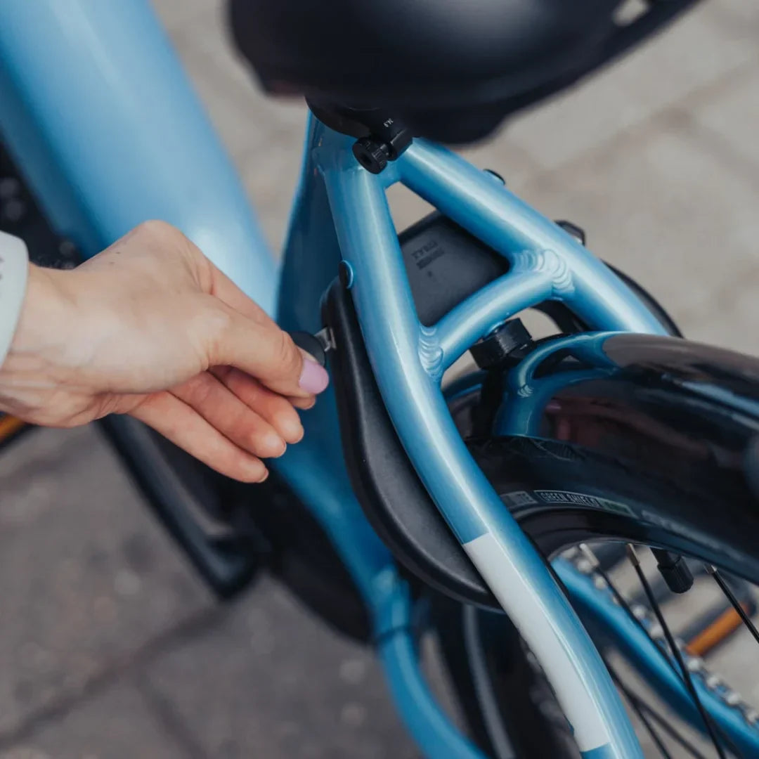 Electric bicycle Econo Mare City EEC4LK – hand inserting key into wheel lock