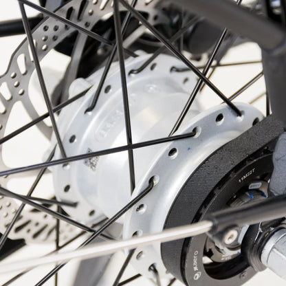 Electric Bike Econo Mare City Eecalk Auto, close-up of wheel hub and spokes, showcasing detailed design.