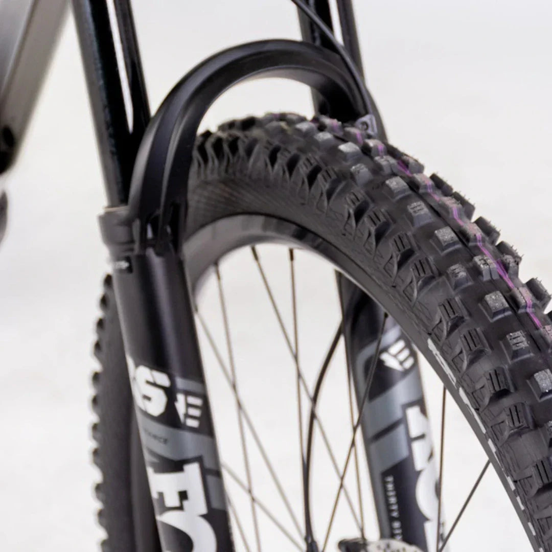 Electric bicycle ECONO Pantera C9 160 – front suspension fork and tire detail