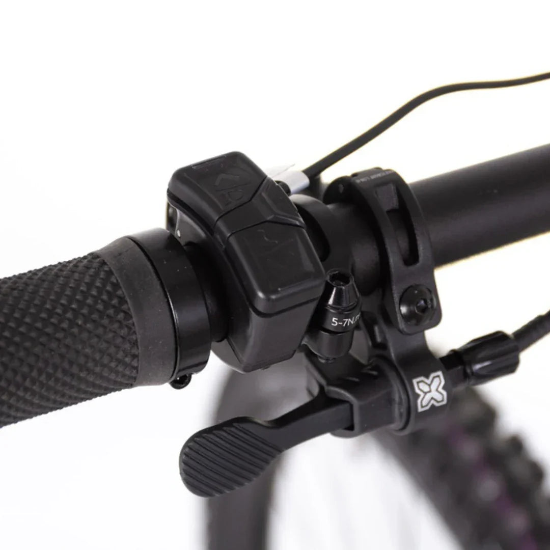 Electric bicycle ECONO Pantera C9 160 – right handlebar shifter and control close-up