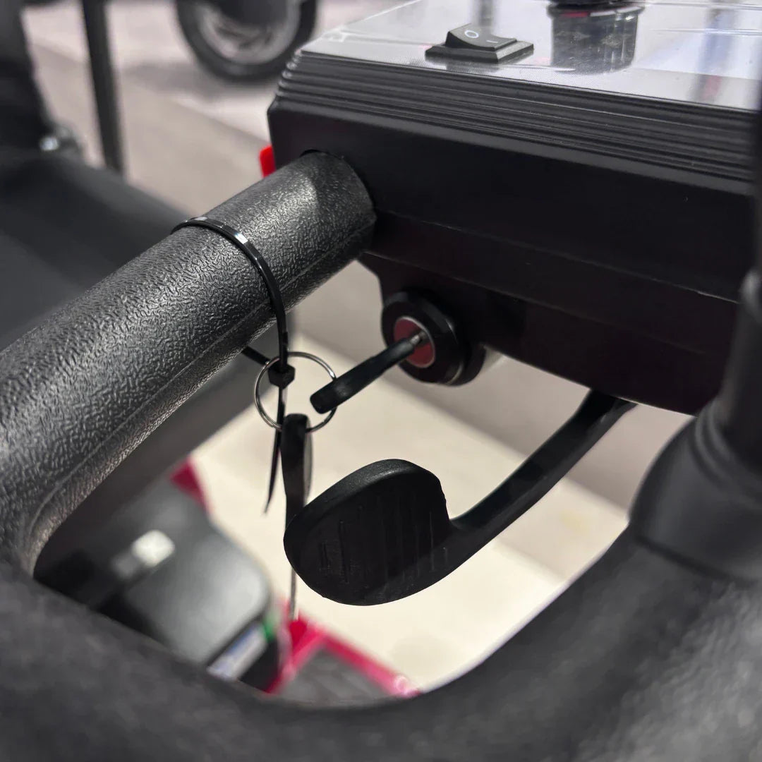 ECO Speed Senior – ignition key and throttle lever close-up