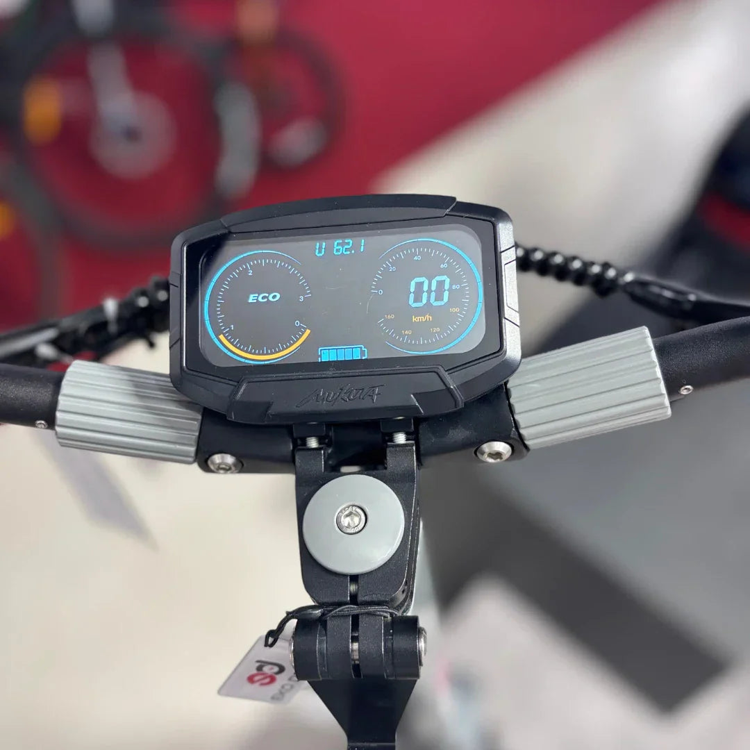 Electric scooter ECO Speed 10X V2 – dashboard and handlebar close-up