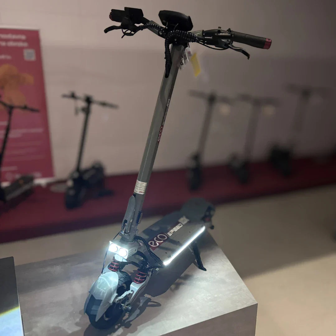 Electric scooter ECO Speed 10X V2 – full view with lights on