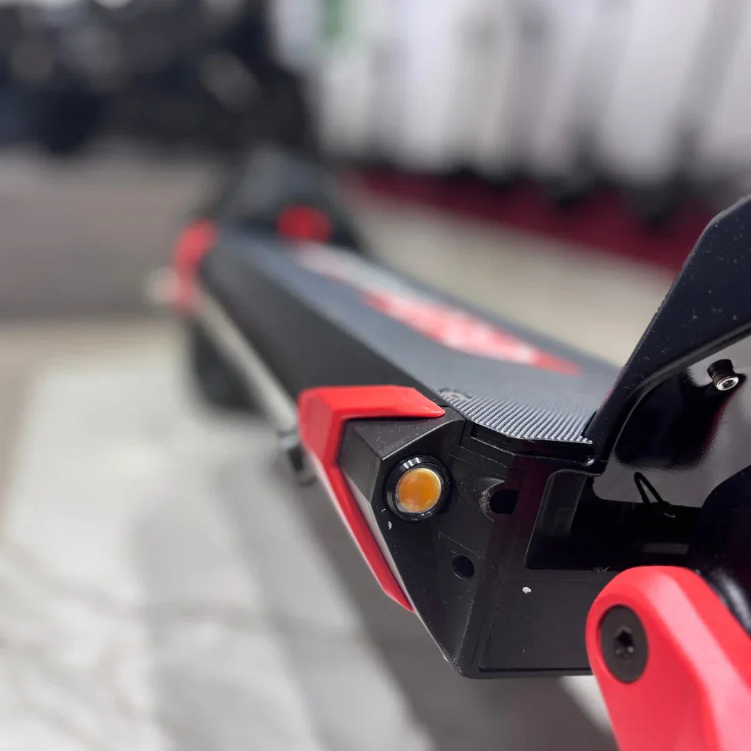 Electric scooter ECO Speed 9X – side view of deck and indicator light