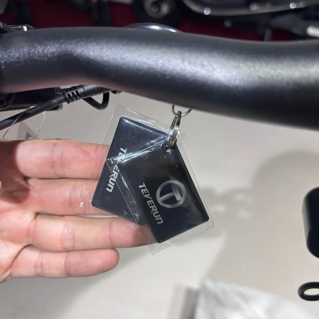 Electric scooter ECO Speed 9X – hand holding key fobs