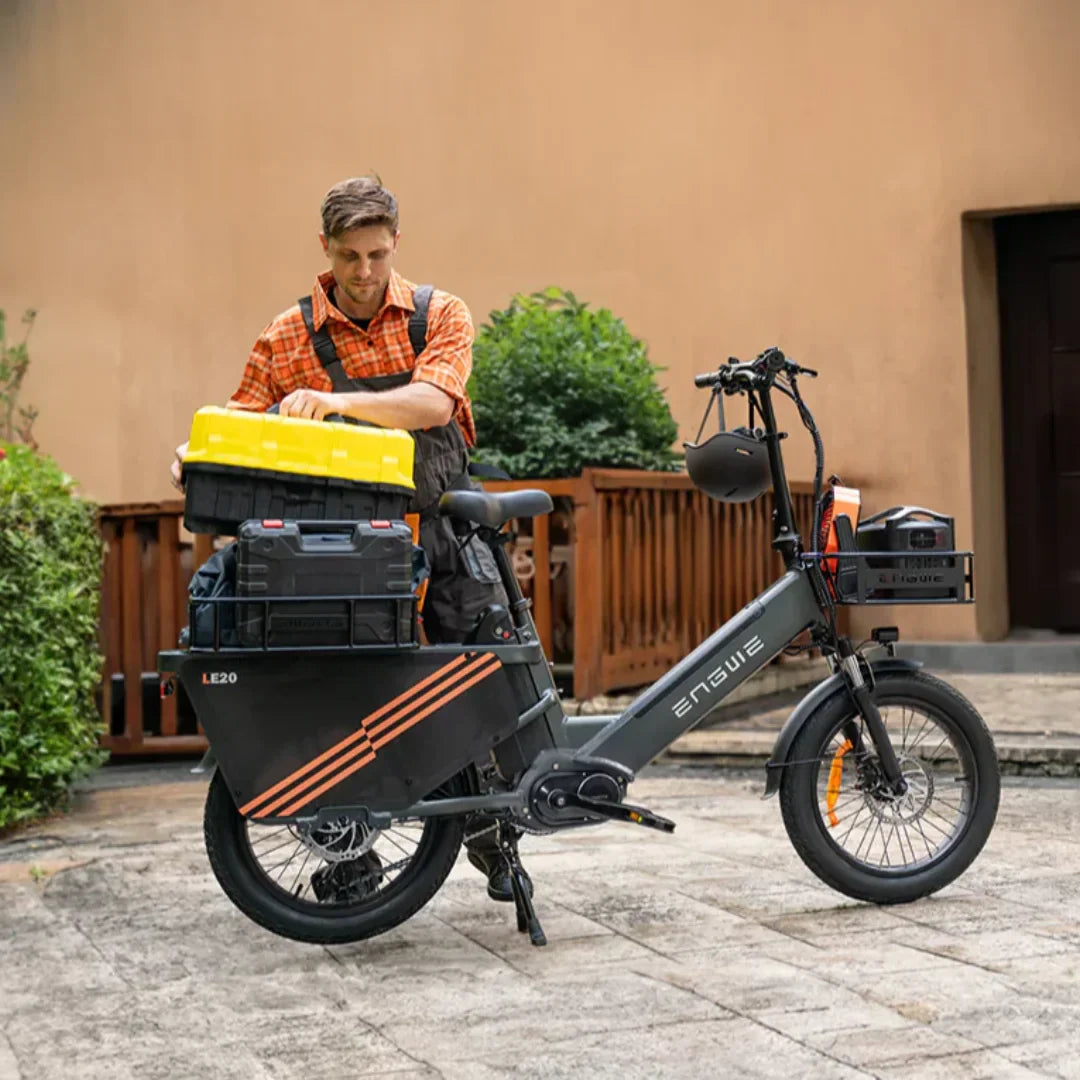 Electric bicycle Engwe LE20 – man loading cargo onto rear rack
