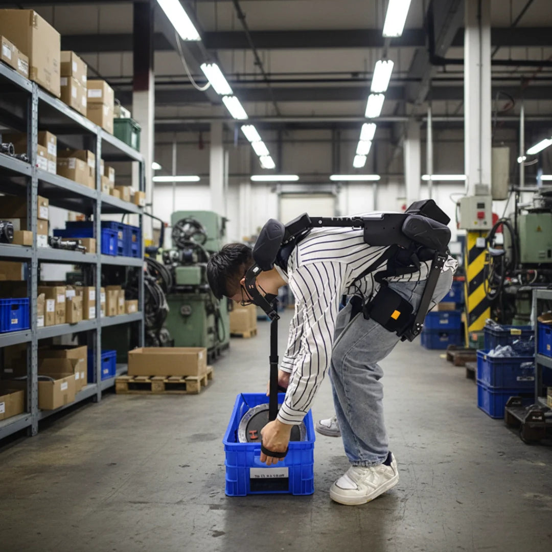 Exoskeleton VIGX ANT-WA1 – man bending to lift crate