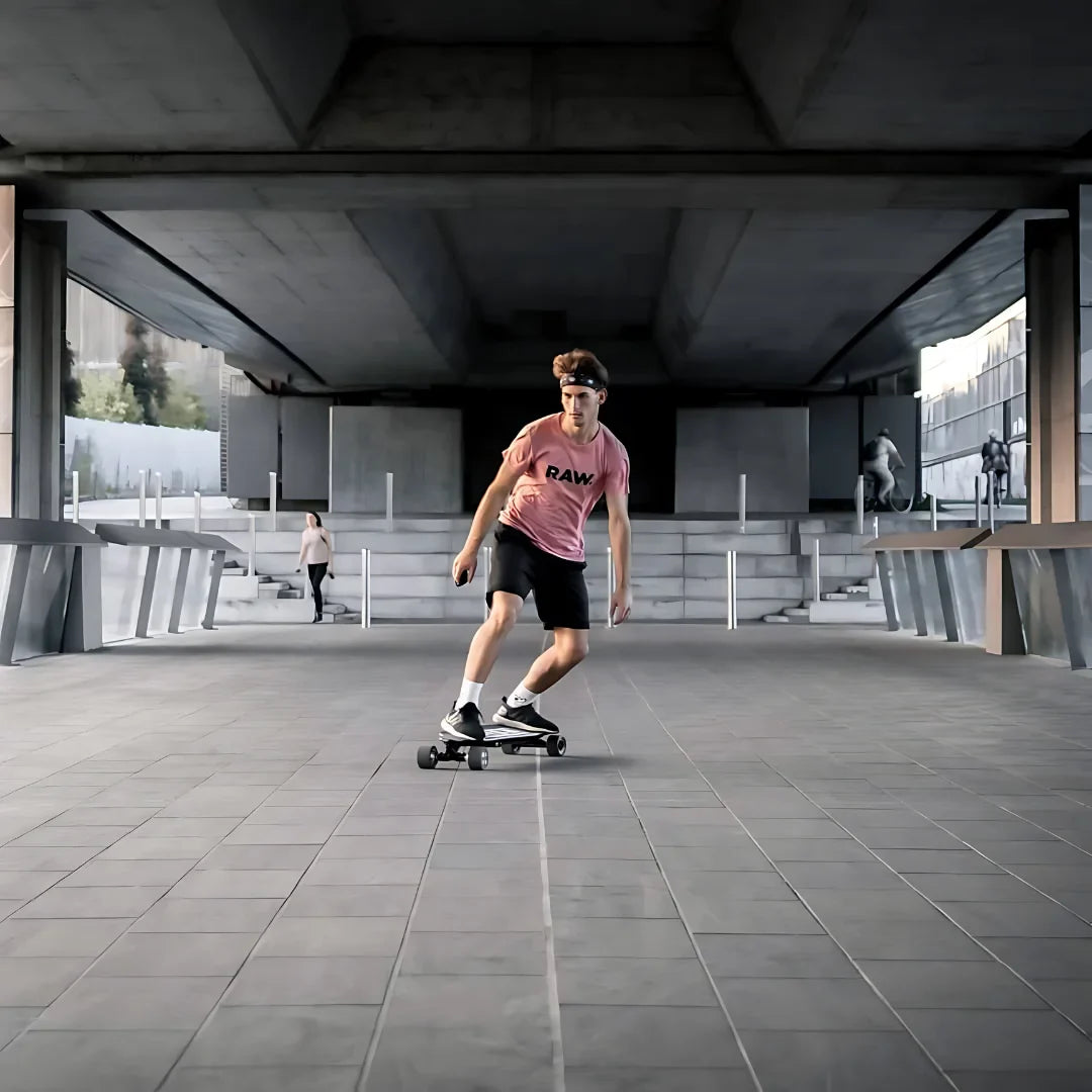 Electric Skateboard Dila Off features a rider maneuvering skillfully on a sleek urban surface.