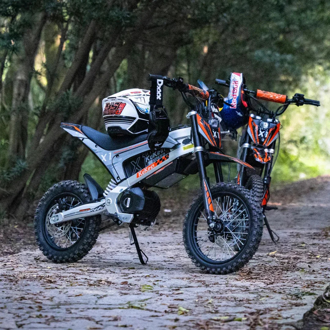 KuKirin X1 – twee fietsen op een zandpad