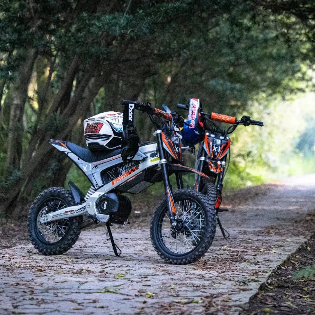 KuKirin X1 – twee fietsen geparkeerd op een bospad