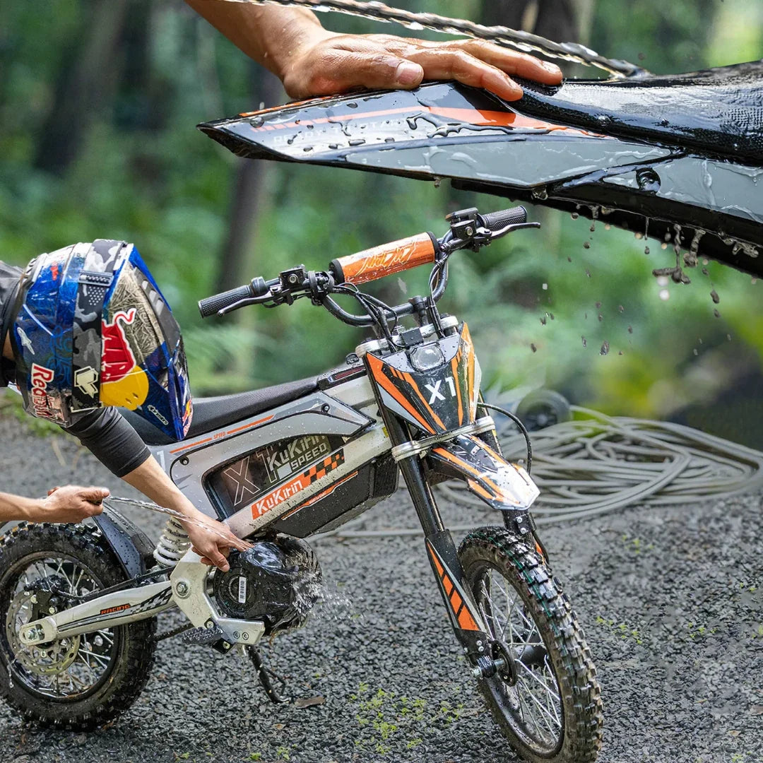 KuKirin X1 – persoon die fiets schoonmaakt met water