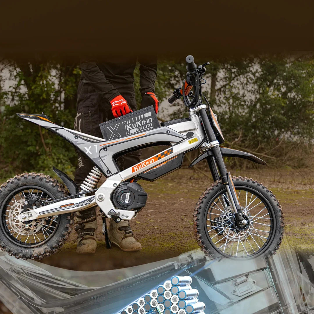 KuKirin X1 – persoon die een verwijderbare batterij naast de fiets vasthoudt
