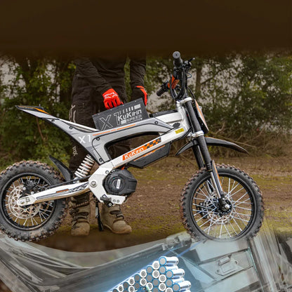 KuKirin X1 – persoon die een verwijderbare batterij naast de fiets vasthoudt