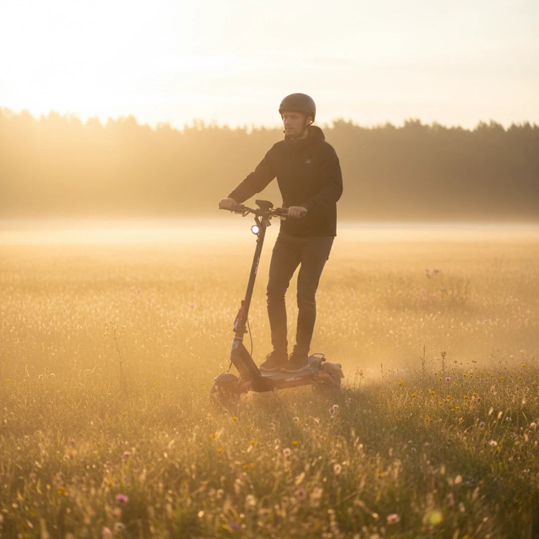 Electric scooter Hiley TIGER EVO GTR – man riding scooter in misty field