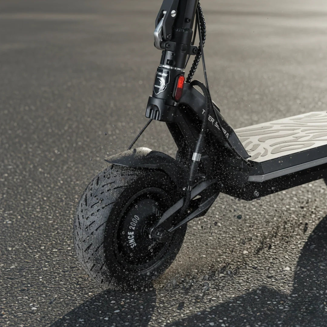 Electric scooter Hiley TIGER SUPRA – front wheel splashing through puddle