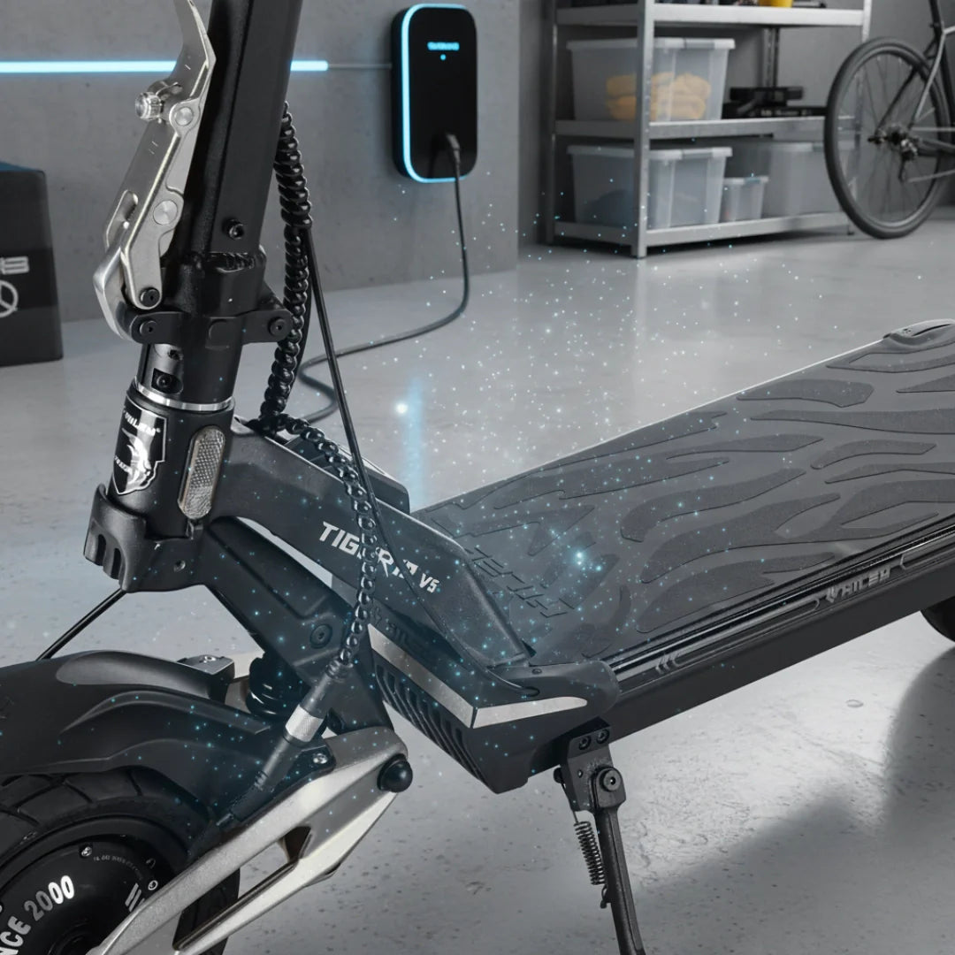 Electric scooter Hiley Tiger 10 V5 – charging port and deck close-up