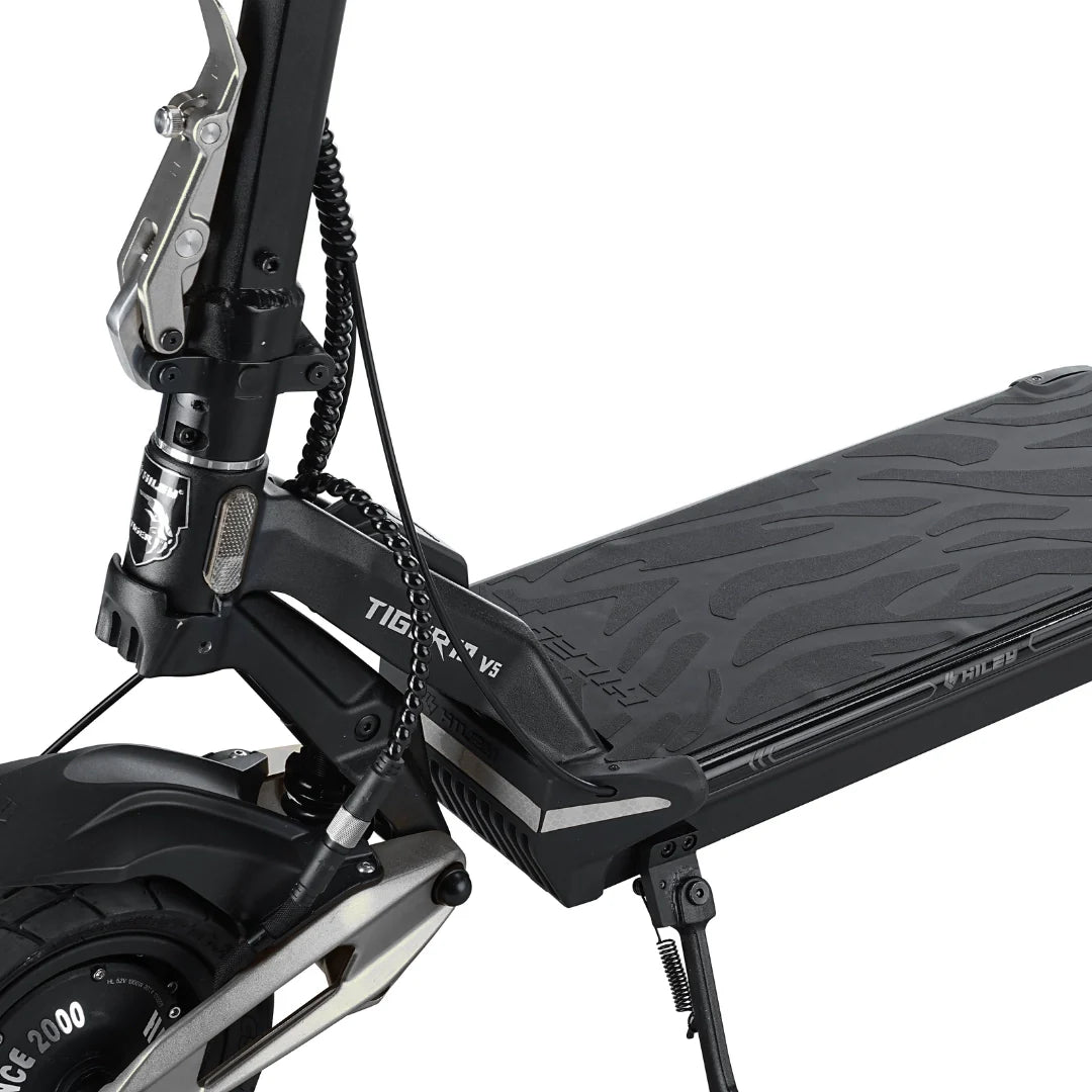 Electric scooter Hiley Tiger 10 V5 – front wheel and kickstand close-up