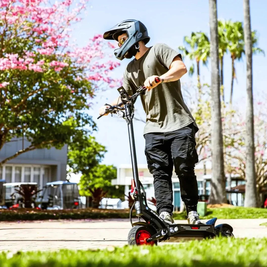 Electric scooter Kaabo Mantis King GT – rider on scooter in park