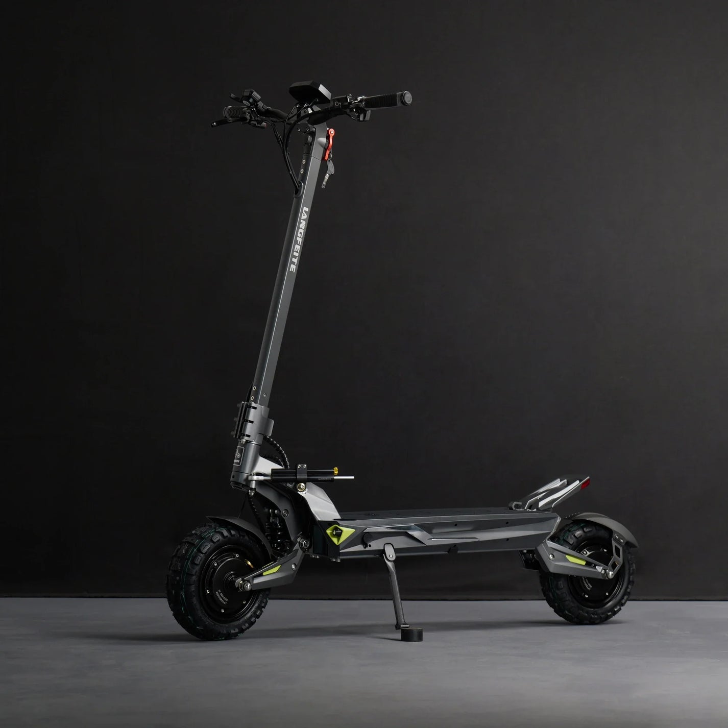 Electric scooter Langfeite C1 2026 – front three-quarter view against dark background