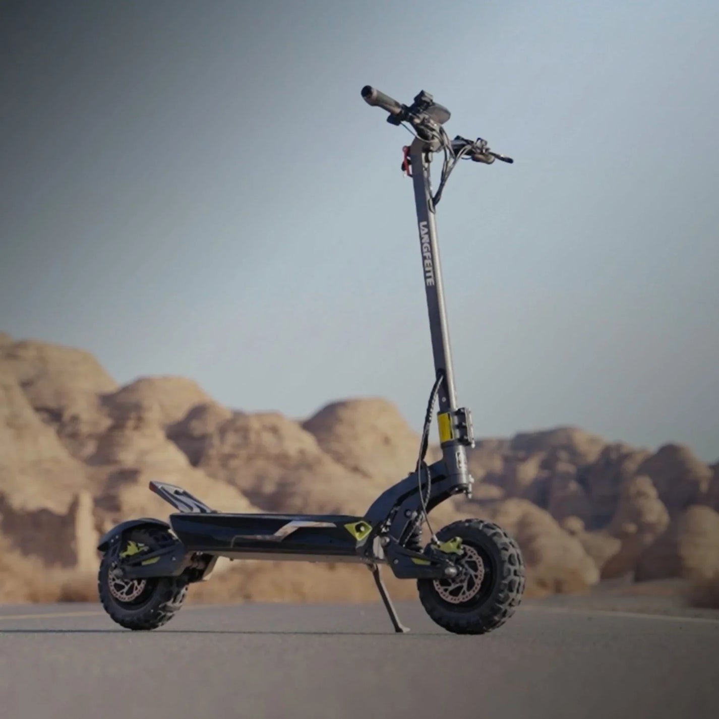 Electric scooter Langfeite C1 2026 – side view in desert landscape