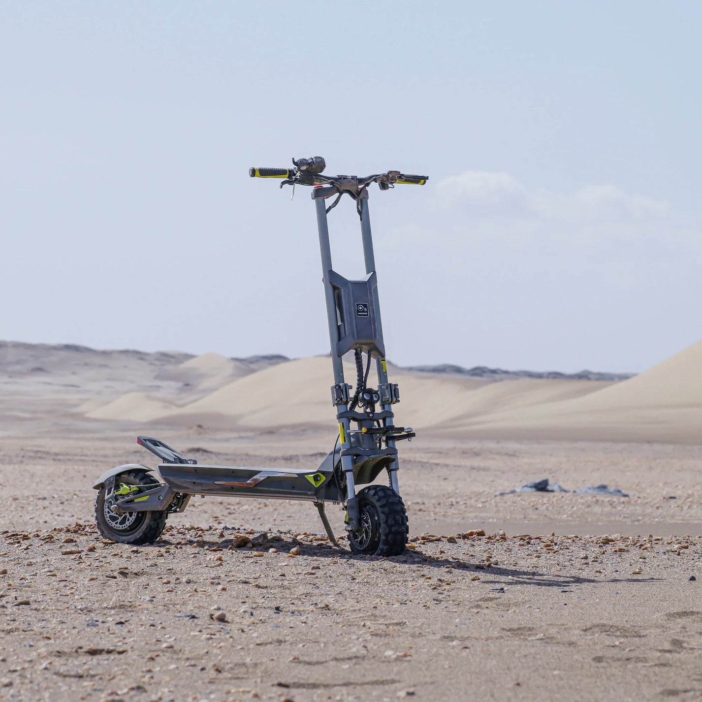 Electric scooter Langfeite H1 2026 – front three-quarter view, wide desert shot