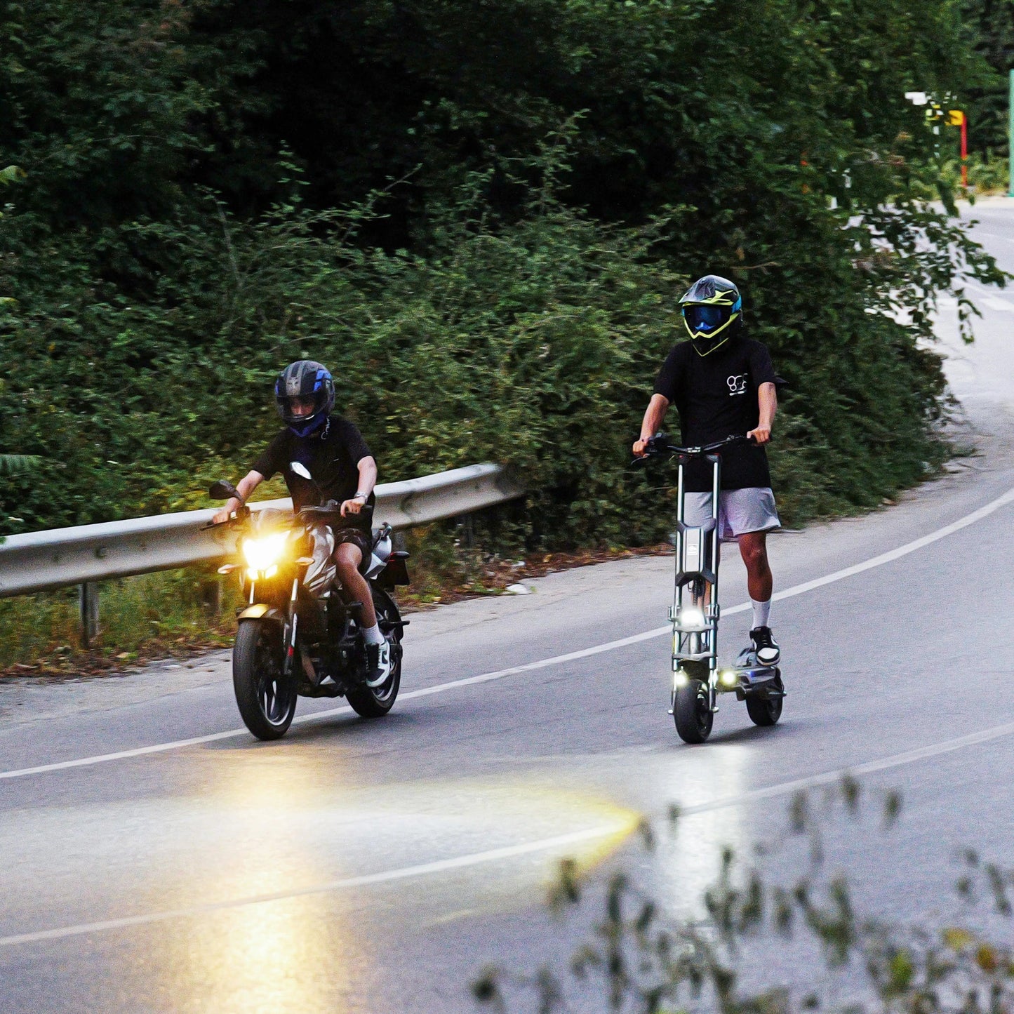 Electric scooter Langfeite H1 2026 – two people riding on a road