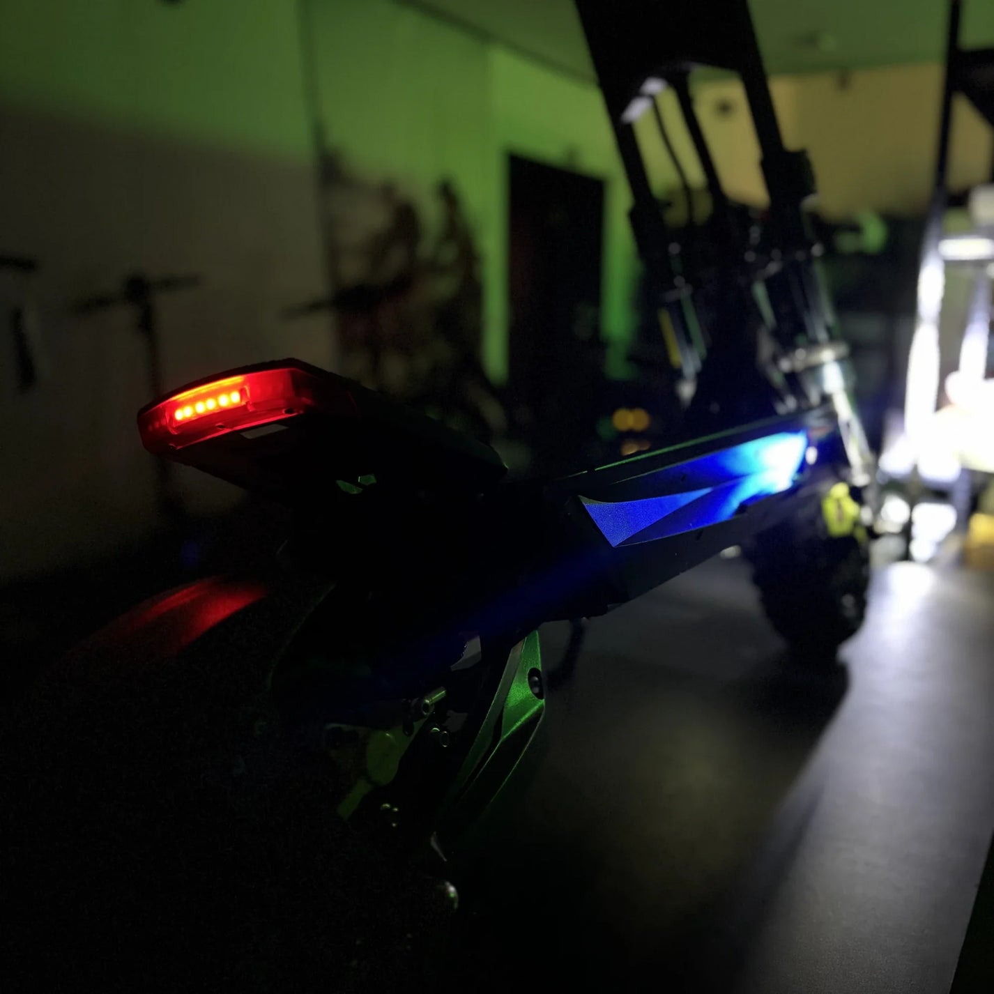 Electric scooter Langfeite H1 2026 – rear view with tail light and underglow