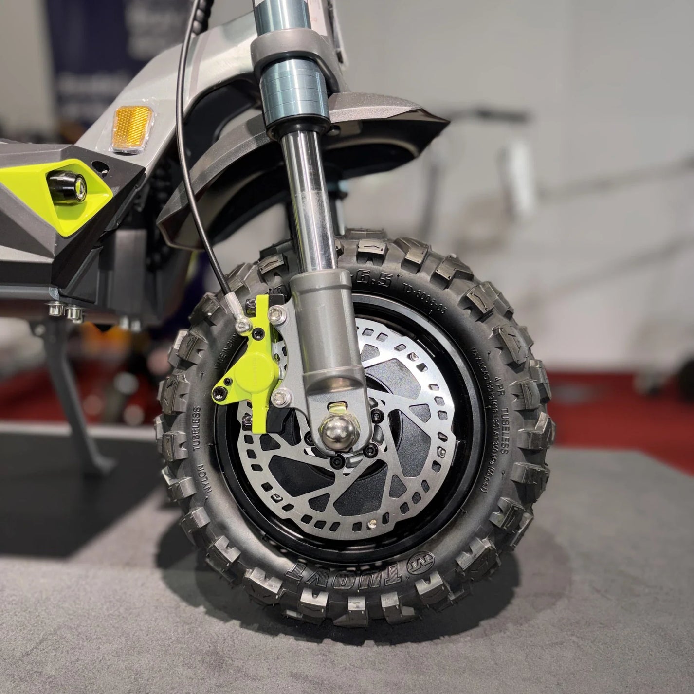 Electric scooter Langfeite H1 2026 – front wheel and disc brake close-up