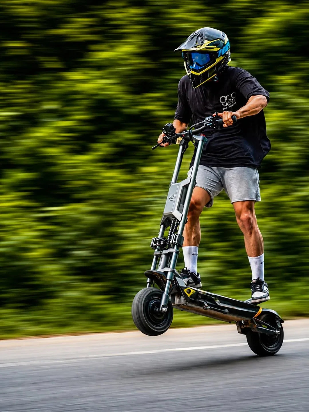 Electric scooter Langfeite H1 2026 – person riding on one wheel