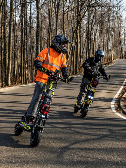 Electric scooter Langfeite H1 2026 – two riders on a winding road