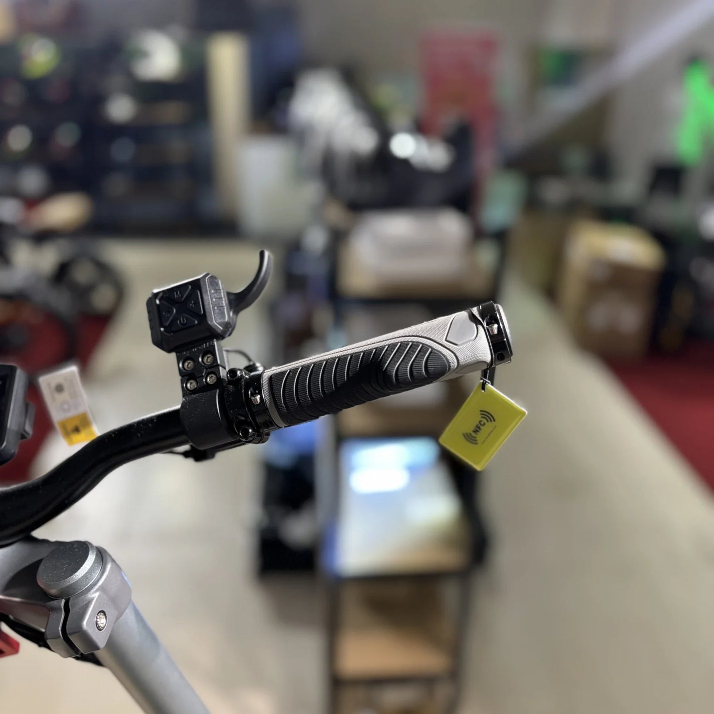 Electric scooter Langfeite H1 2026 – right handlebar grip and controls