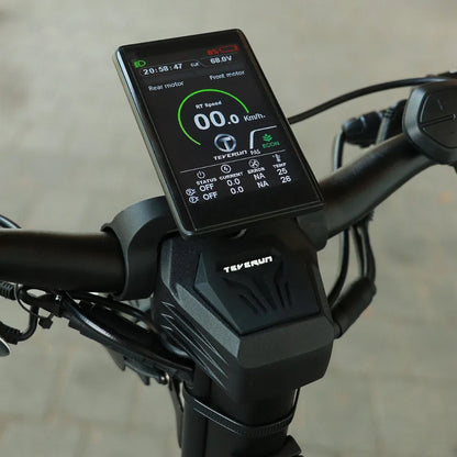 Electric scooter Teverun Fighter 11+ 2026 – handlebar display showing speed and battery