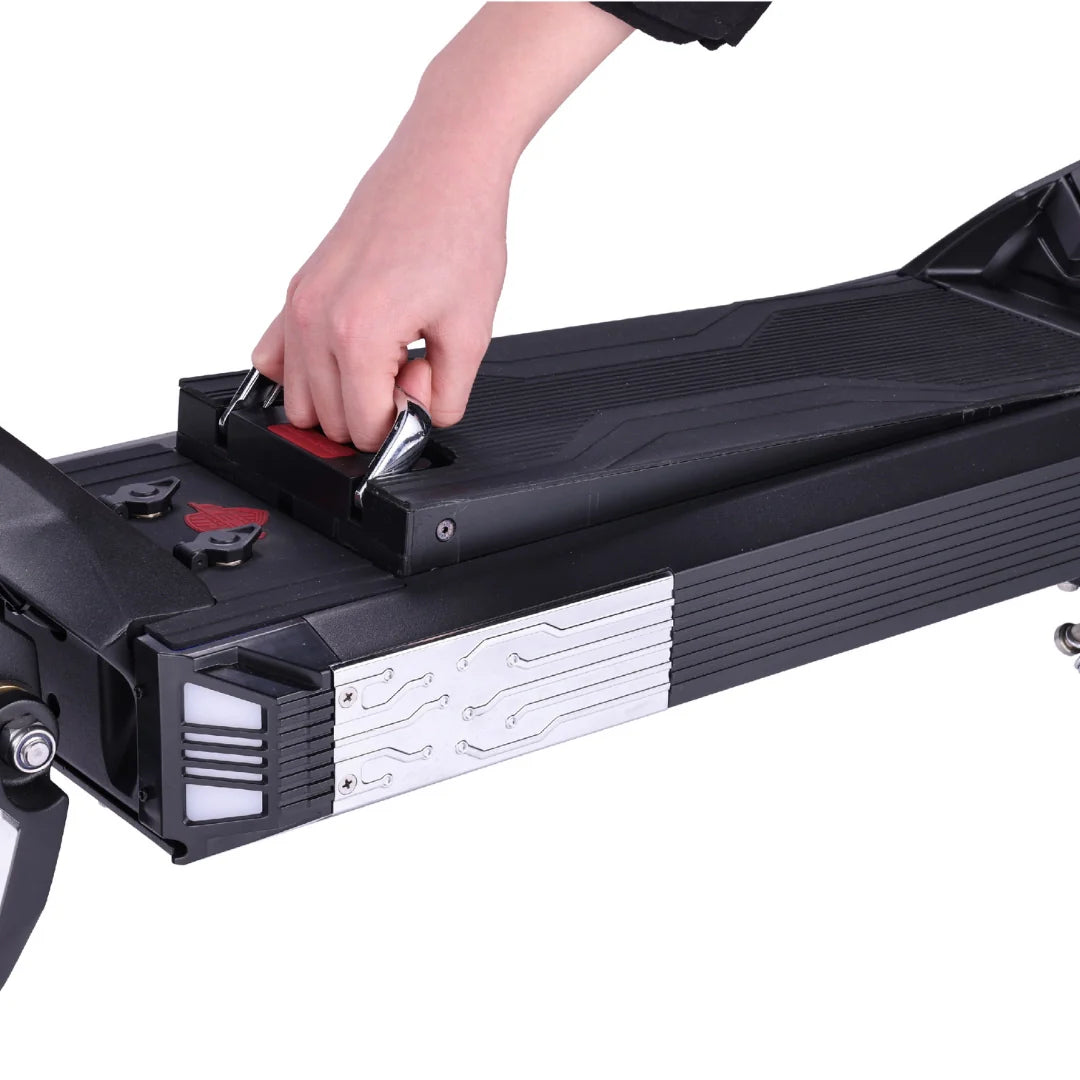 Electric scooter VSETT 10 APEX – hand lifting battery from deck