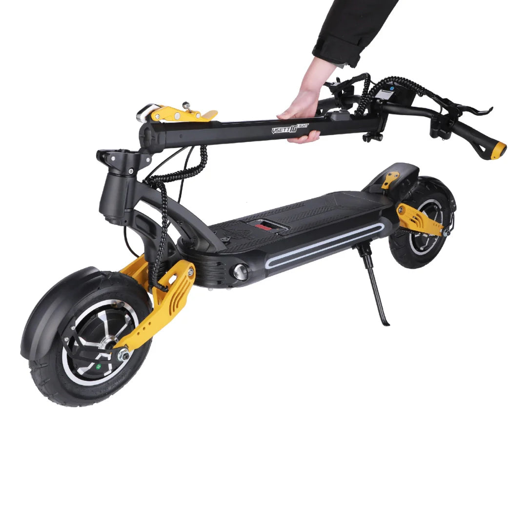 Elektroroller VSETT 10 LIGHT – Person, die den Roller zusammenklappt