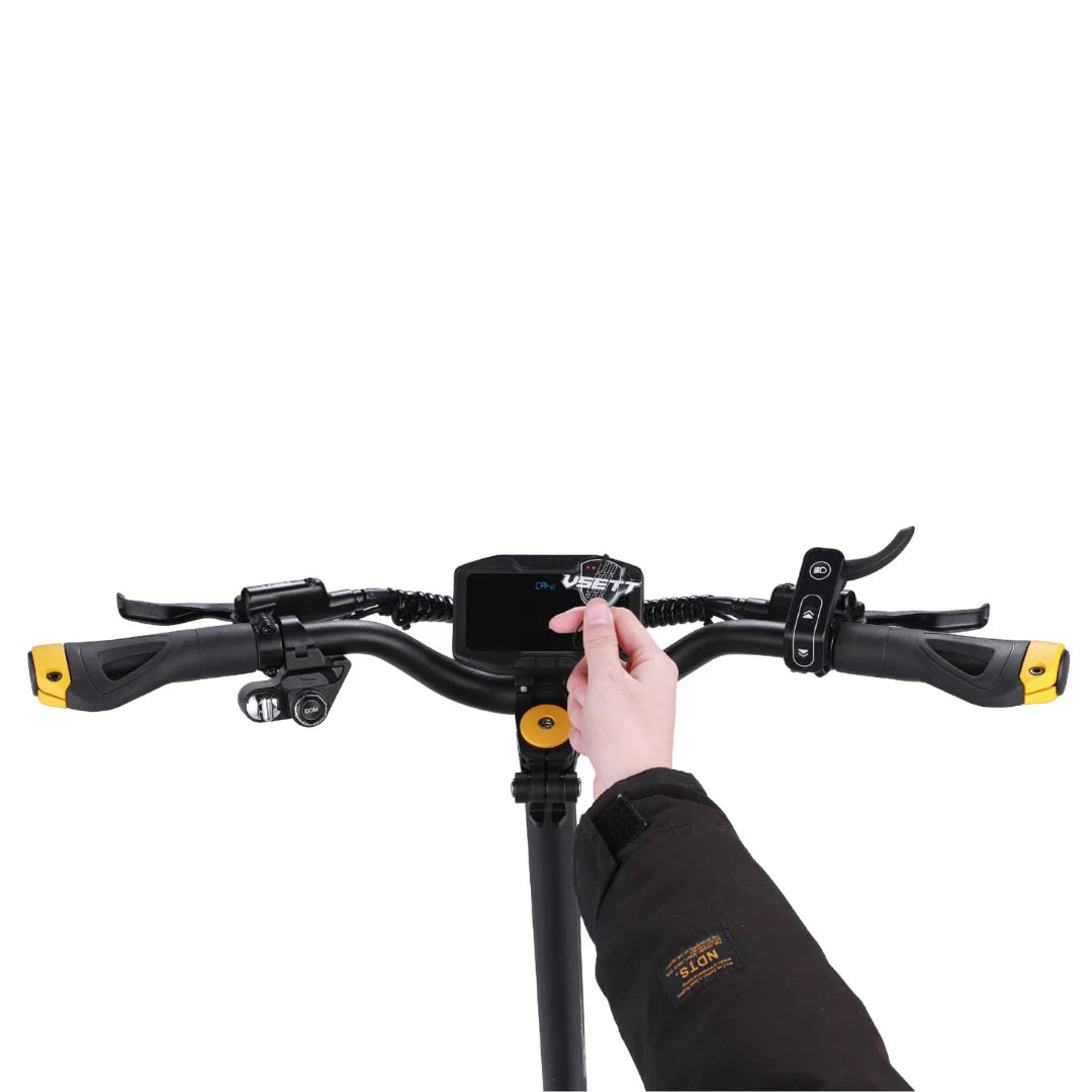 Elektroroller VSETT 10 LIGHT – Hand interagiert mit zentralem Display