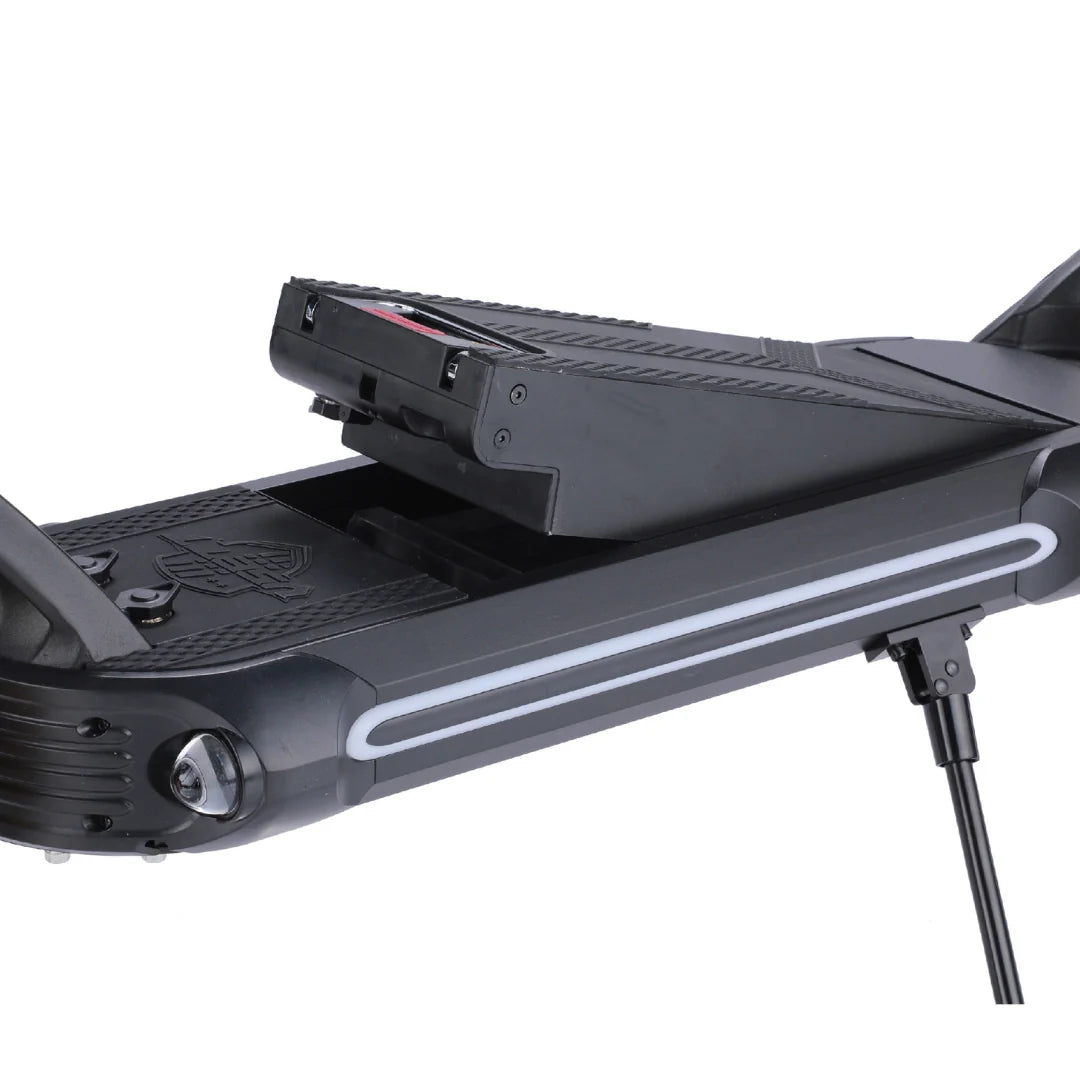 Elektroroller VSETT 10 LIGHT – Bodenplatte entfernt, gibt das Batteriefach frei