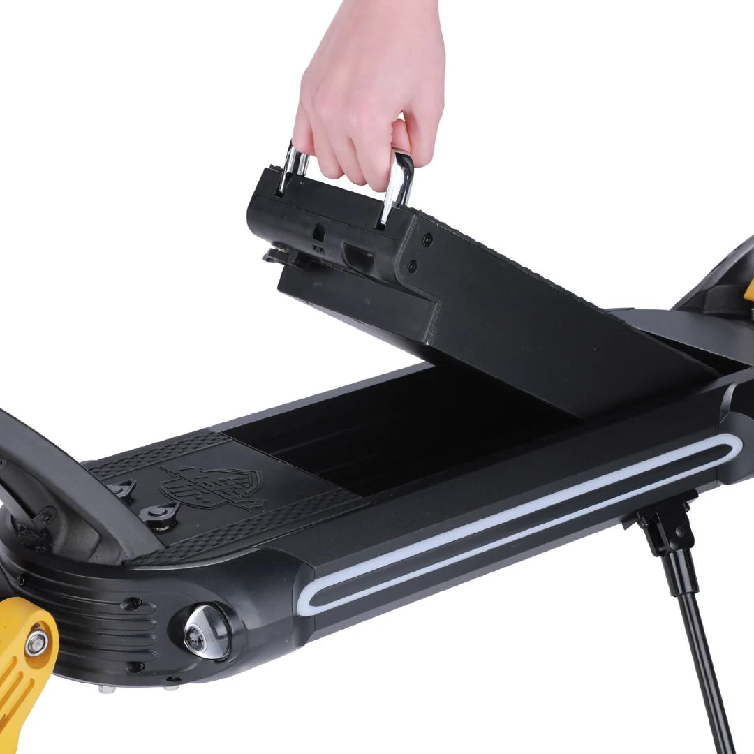 Elektroroller VSETT 10 LIGHT – hand lifting deck panel, revealing empty compartment