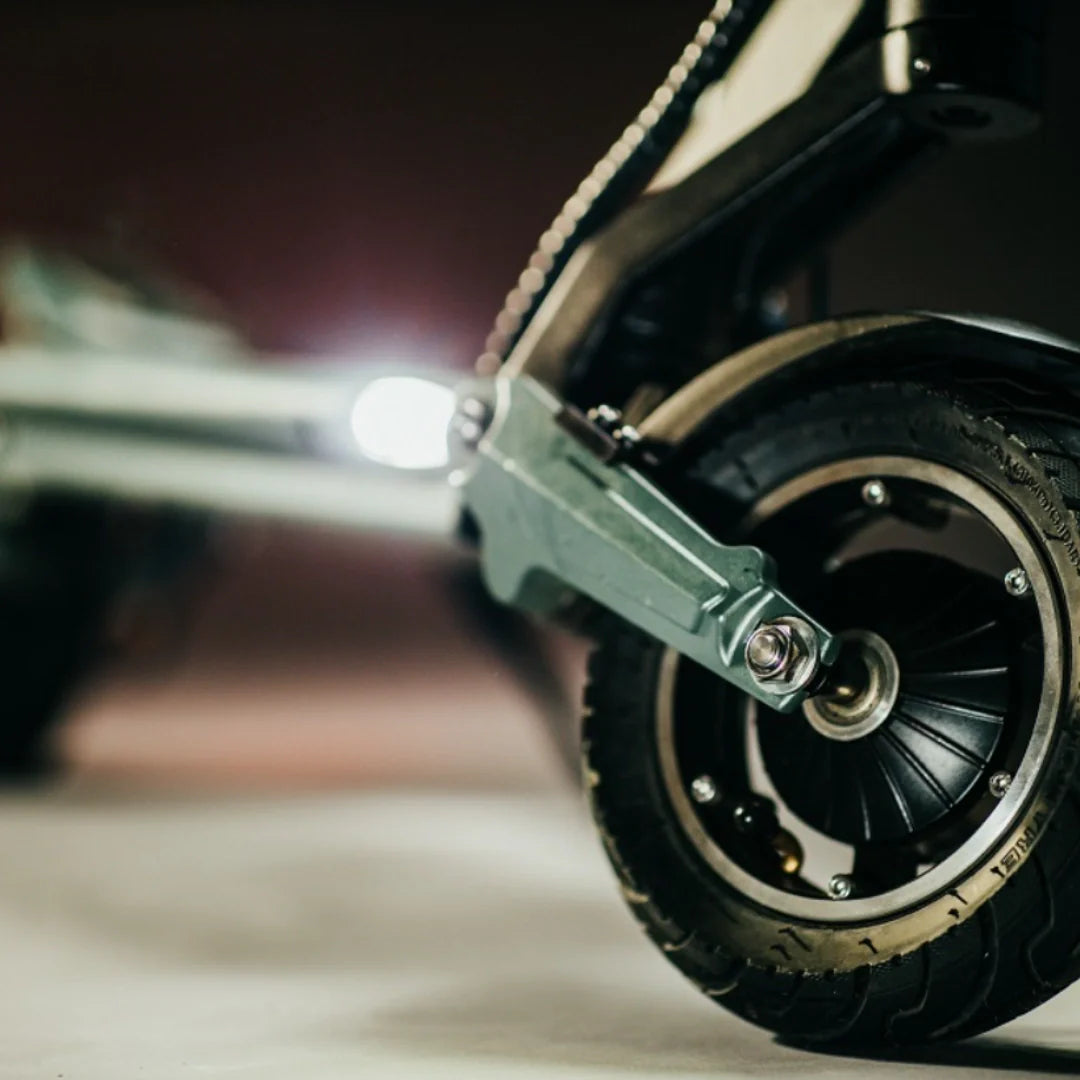 Electric scooter VSETT 8 – front wheel and suspension with headlight