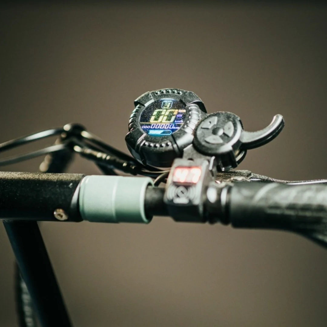 Electric scooter VSETT 8 – dashboard and handlebar close-up